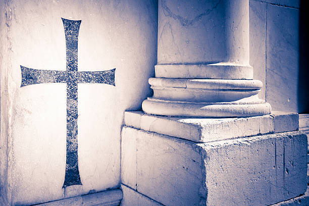 cruz cristiana inlayed en la pared de mármol - basement monument church marble fotografías e imágenes de stock
