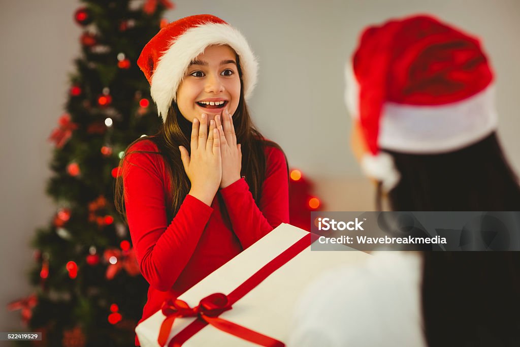 Foto de Mãe Dando Sua Filha Um Presente De Natal e mais fotos de stock de  10-11 Anos - 10-11 Anos, 20 Anos, 20-24 Anos - iStock