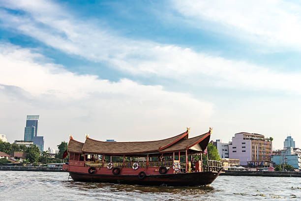 обслуживание лодке по реке бангкок, таиланд - bangkok thailand asia water taxi стоковые фото и изображения