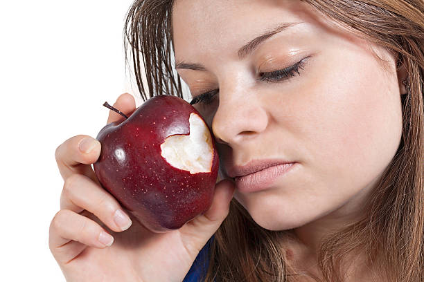 manzana y corazón - human cardiovascular system heart shape human hand healthy lifestyle fotografías e imágenes de stock