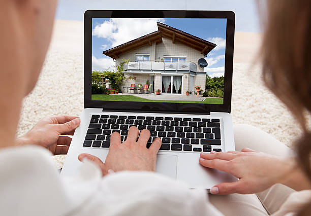 istock Couple Looking At House 522424209