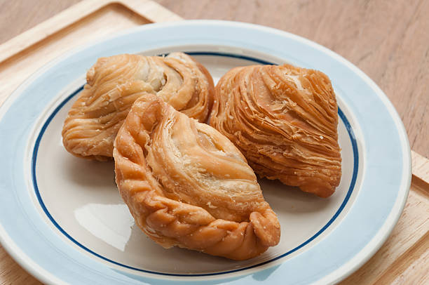 curry de soufflés (epok-epok/karipap pusing frit de malaisie), - pusing photos et images de collection