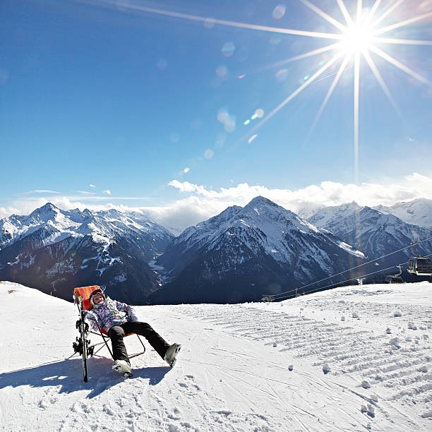 rest dziewczyna na góry ski resort, alpy, austria — - skiing snow ski slope sunlight zdjęcia i obrazy z banku zdjęć