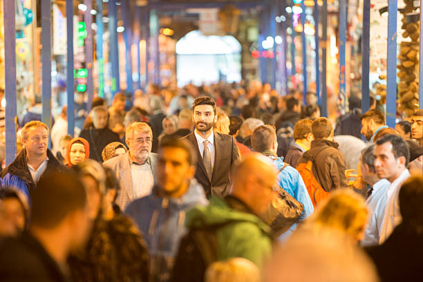 homem de negócios andar através bazar - arabic characters imagens e fotografias de stock