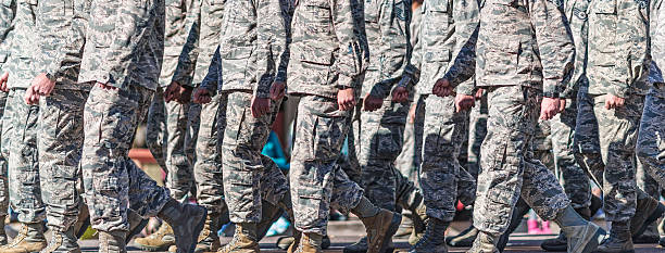 米軍関係者のウォーキングを形成 - universal camouflage pattern ストックフォトと画像
