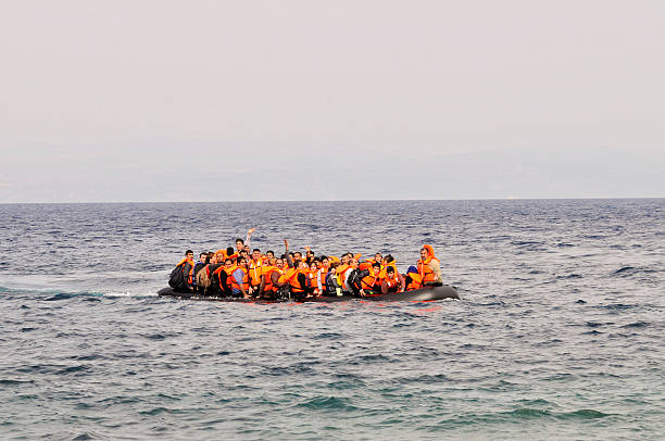 os refugiados chegar a grego ilha de lesbos - inflatable raft nautical vessel sea inflatable imagens e fotografias de stock