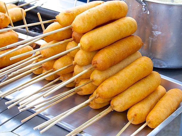 крупным планом из кукурузной собаки на продажу - corn dog стоковые фото и изображения