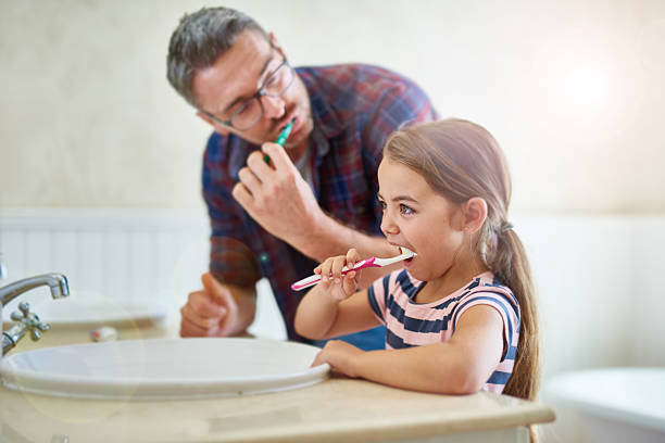 que sabe cómo es importante cepillar los dientes - child human teeth brushing teeth dental hygiene fotografías e imágenes de stock