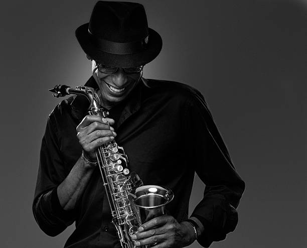 musicien de saxophone - mid adult men portrait hat human face photos et images de collection