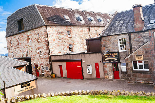 glenmorangie distillery, schottland. - glenmorangie distillery stock-fotos und bilder