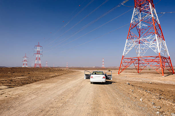 전기 전력선 오만에 - sunlight fuel and power generation power pylone sand 뉴스 사진 이미지