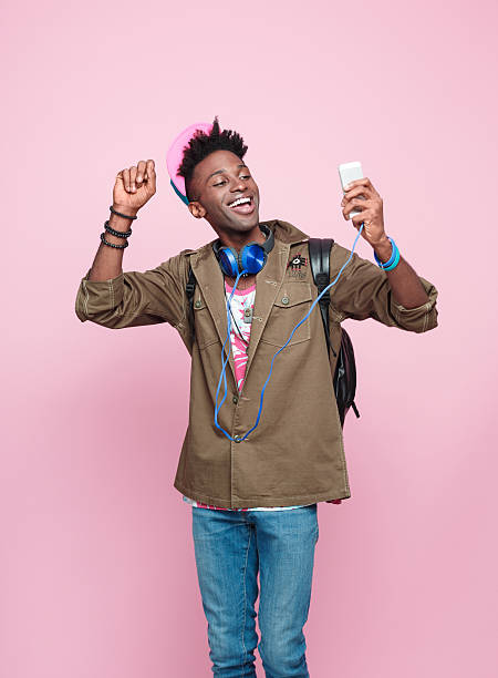 portrait en studio de cool, heureux afro-américaine jeune homme - men smiling headphones individuality photos et images de collection