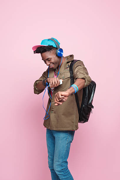 retrato de estúdio de funk, feliz jovem homem afro-americano - men smiling headphones individuality - fotografias e filmes do acervo