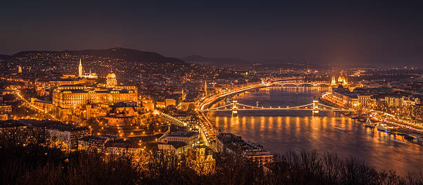 paisaje de la ciudad de budapest, hungría por la noche - budapest chain bridge panoramic hungary fotografías e imágenes de stock