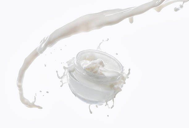 crema idratante in grande e latte splash - moisten foto e immagini stock