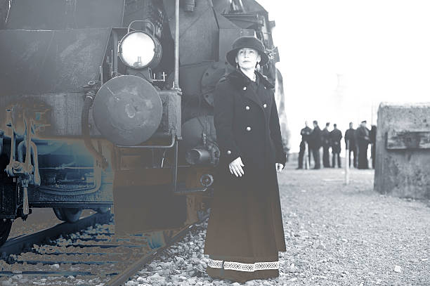 stylied женщина в ретро-стиле одежды на железнодорожный вокзал — 1910 - 1910s style стоковые фото и изображения