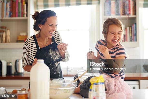 Farina E Divertente Fare Per Assaporare Un Podel Delizioso Cibo - Fotografie stock e altre immagini di Cucinare