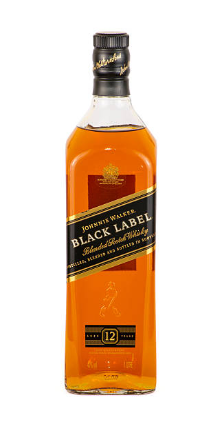 whisky johnnie walker noir étiquette - johnnie walker scotch whisky whisky alcohol photos et images de collection