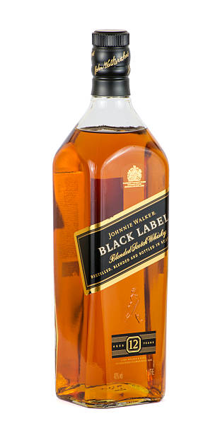 le whisky johnnie walker noir étiquette côté - johnnie walker scotch whisky whisky alcohol photos et images de collection