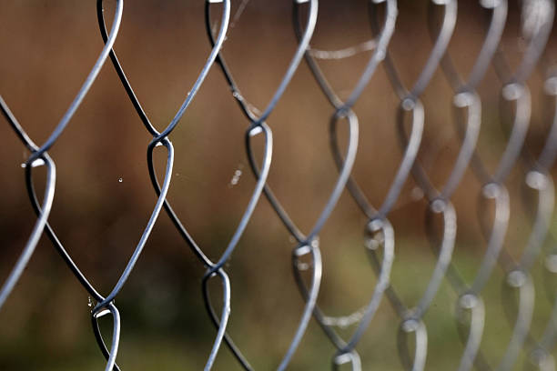 malla de compensación valla - chainlink fence fence chain turnstile fotografías e imágenes de stock