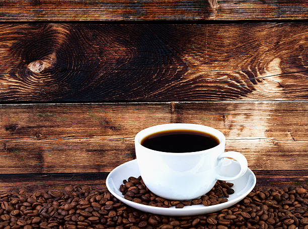 taza de café sobre una mesa de madera. copia espacio para su texto - menu bean brown caffeine fotografías e imágenes de stock