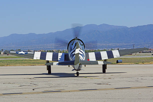 spettacolo di acrobazie aeree p-47 thunderbolt aereo - p 47 thunderbolt foto e immagini stock