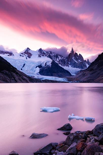 ラグーナトーとセロ・トーレ日没に、パタゴニア、アルゼンチ��ン - argentine glaciers national park ストックフォトと画像