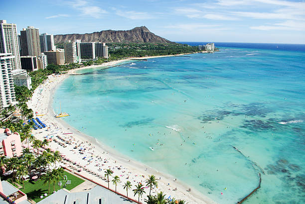 ワイキキビーチとダイアモンドヘッドのホノルル、オアフ島（ハワイ州） - oahu water sand beach ストックフォトと画像