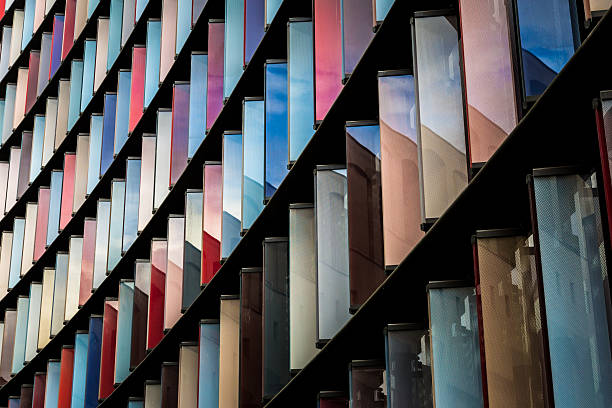 multi color abstracto arquitectura moderna en la ciudad de londres - londres inglaterra fotos fotografías e imágenes de stock