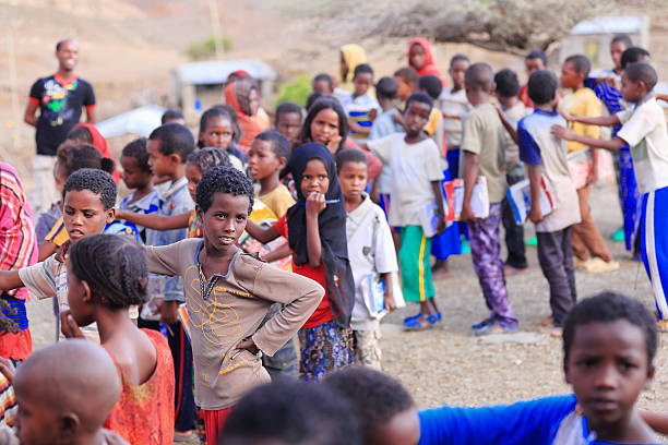 schulmädchen und jungen hintereinander im schulhof. berahile-äthiopien. 0381 - afar desert stock-fotos und bilder