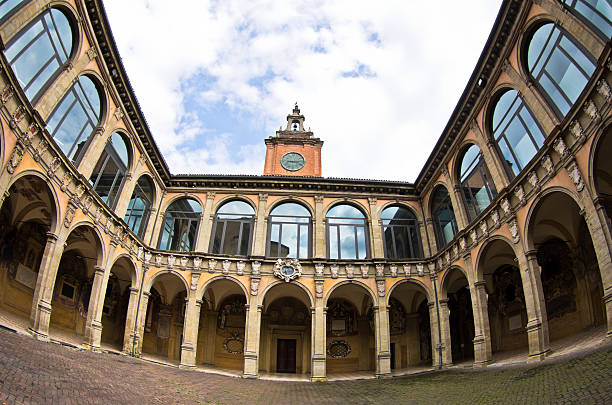 ampia vista della vecchia libreria edificio, città di bologna, italia - bologna italy medieval palace foto e immagini stock