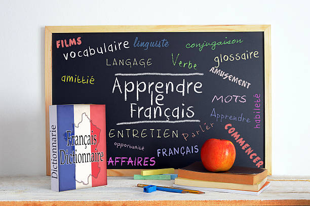lavagna con il messaggio imparare francese - french culture text classroom learning foto e immagini stock