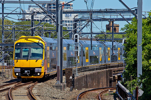 approcci treno stazione centrale di sydney - central train station foto e immagini stock