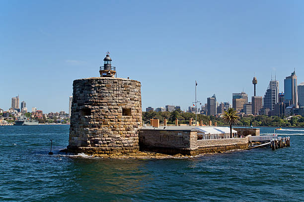 forte denison no porto de sydney - martello towers imagens e fotografias de stock