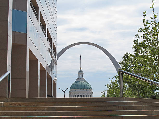 istock Arch and Capitol building in downtown St. Louis 522489291