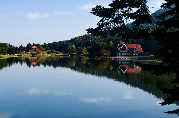 istock Beautiful Lake House 522489429