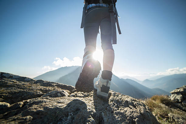 hiking ноги againt солнце на горном пике - action women beginnings autumn стоковые фото и изображения