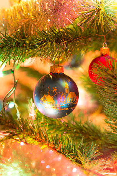 hermoso bola de cristal azul sobre el árbol de navidad - cake old fashioned gift women fotografías e imágenes de stock