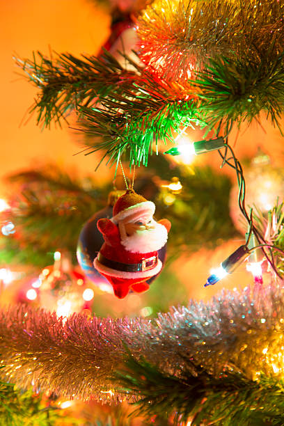 hermoso santa claus con luces en el árbol de navidad - cake old fashioned gift women fotografías e imágenes de stock