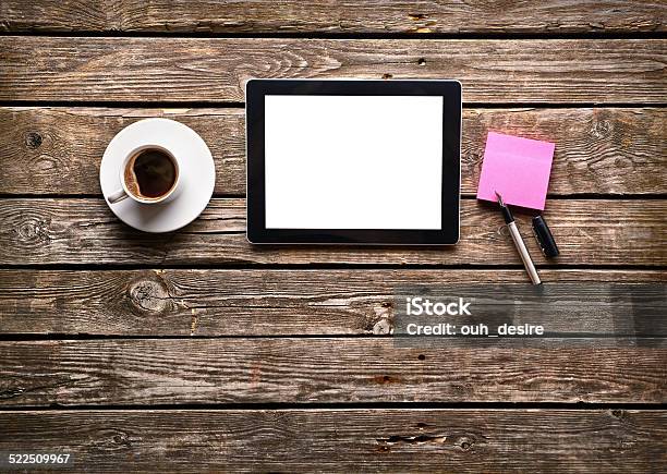 Tablet Pc Mit Tasse Kaffee Auf Alten Hölzernen Schreibtisch Stockfoto und mehr Bilder von Frühstück