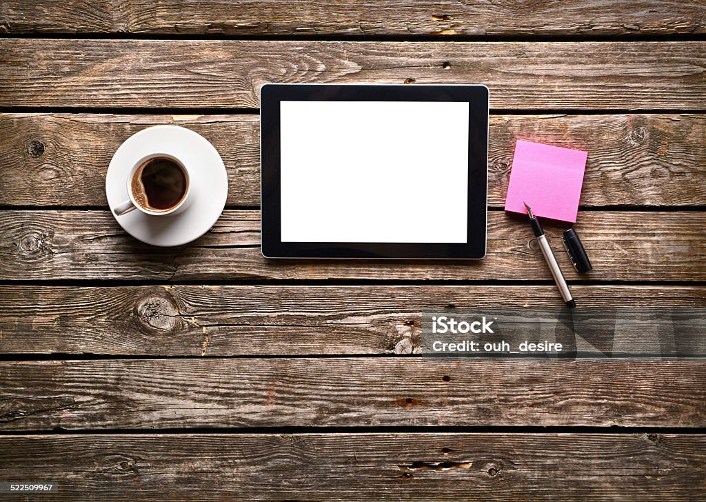 Tablet PC con una tazza di caffè sulla scrivania in legno vecchio. - Foto stock royalty-free di Caffè - Bevanda