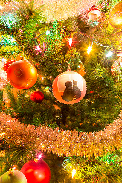 bela bola de vidro feitos à mão com os animais em árvore de natal - christmas tree paint equipment work tool - fotografias e filmes do acervo