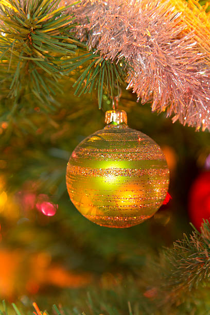 bela de vidro verde bola de árvore de natal - christmas tree paint equipment work tool - fotografias e filmes do acervo