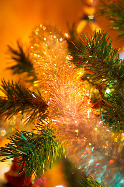 bela rede em árvore de natal - christmas tree paint equipment work tool - fotografias e filmes do acervo