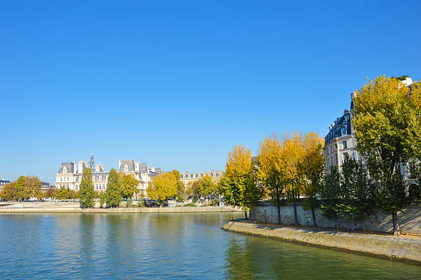 istock Siene river at Paris with doacking boats 522513271