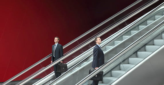 Hombre de negocios hacia arriba y abajo de escaleras, concepto de selección photo