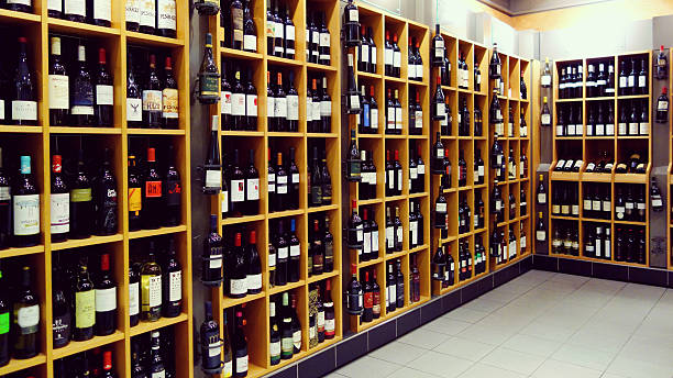 tienda de bebidas alcohólicas - wine cellar liquor store wine rack fotografías e imágenes de stock