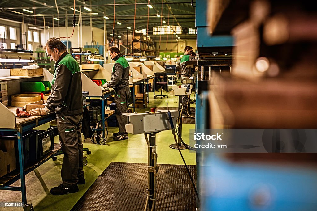 Production Line Workers - Lizenzfrei Fließbandfertigung Stock-Foto