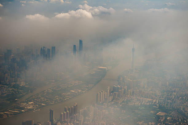città della nebbia - global warming smog city pollution foto e immagini stock