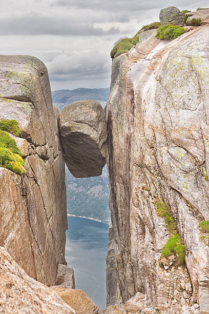 kjerak boulder und lysefjord, norwegen - kjeragbolten stock-fotos und bilder